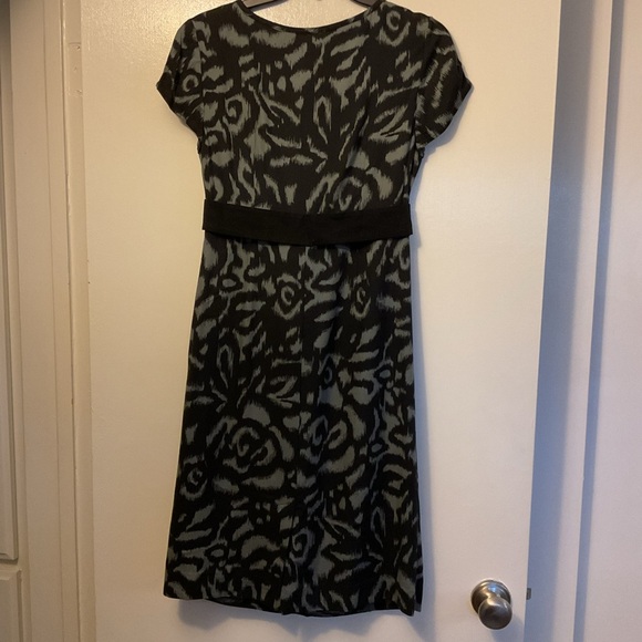 2. Boden Black & Gray Floral Print Knee Length Short Sleeve Dress SZ 4 - Picture 5 of 5